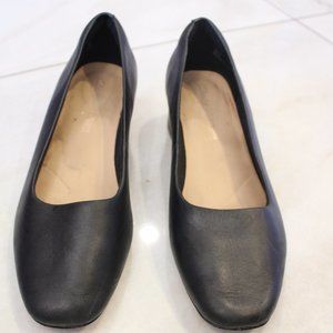 Clarks Woman Black Pumps size 9.5 with 1.5 inch heel